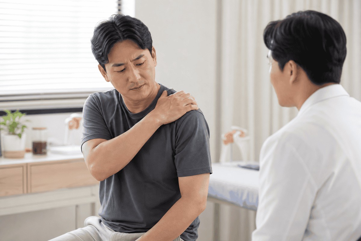 자다가 깰 정도로 어깨가 아프다면, 팔이 어디서 걸리는지부터 보세요